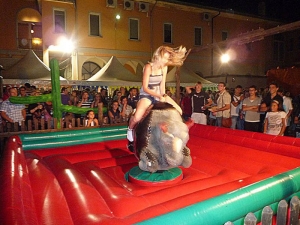 Noleggio del toro meccanico per feste ed eventi. Festa della birra e feste country a Torino, Piemonte, Milano